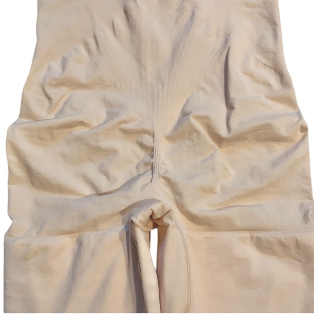NWOT SPANX Higher Power Short - Picture 11 of 15